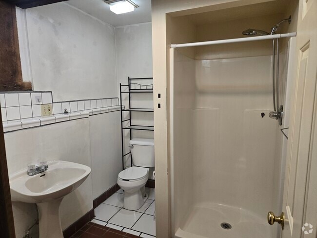 Building Photo - 12941 NW Newberry Rd Unit 1 bed Basement Apartment