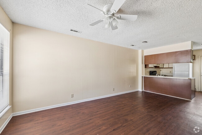 2BR, 1.5BA - 928SF - Living Room