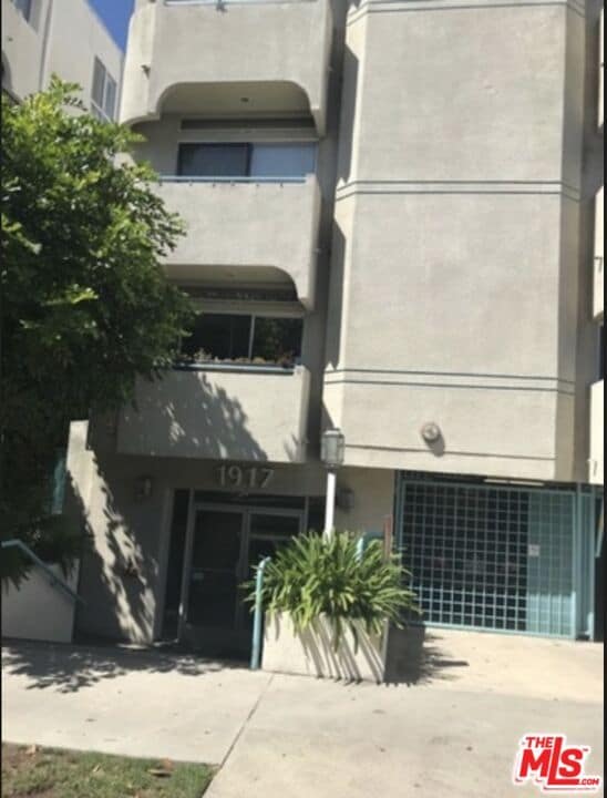 Building Photo - 1917 Glendon Ave Unit 302