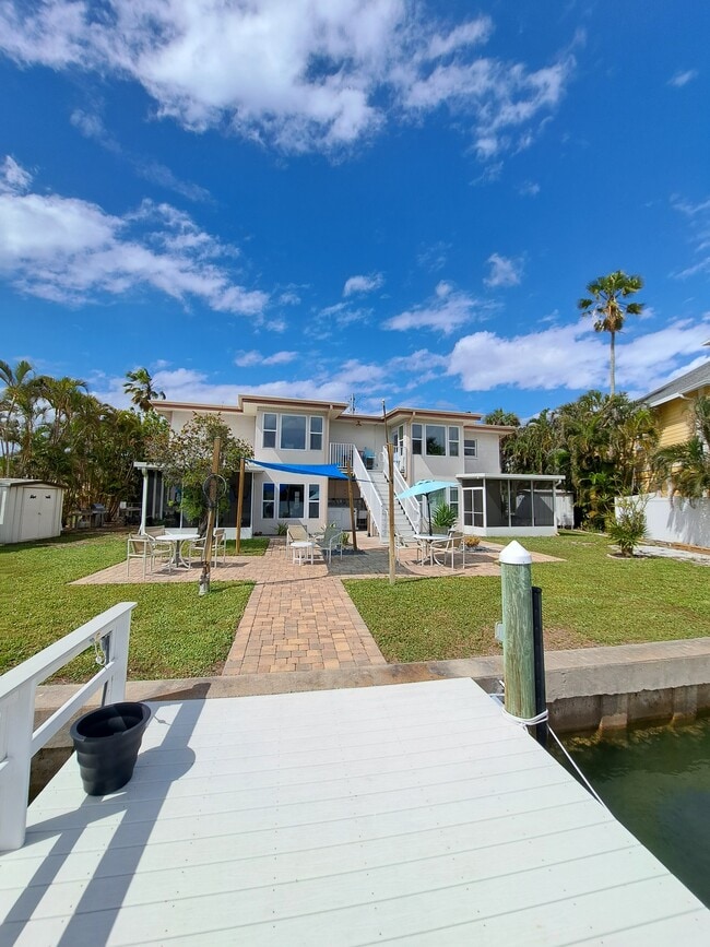 Vista desde el muelle - 35 44th Avenue Unidad Banga  3