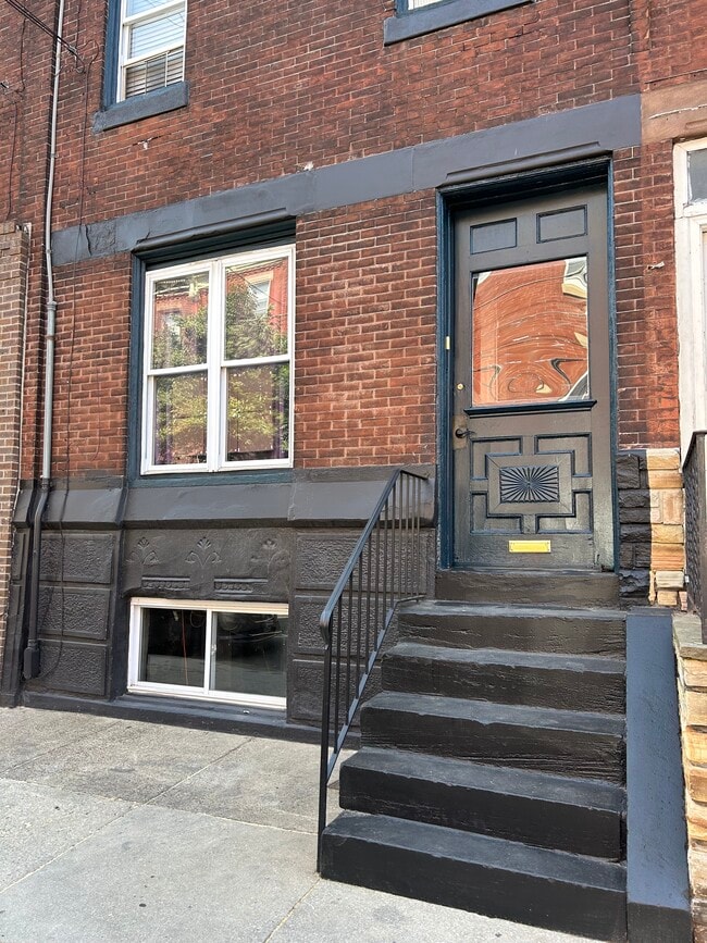 Building Photo - 2137 S 15th St Unit 3rd Floor Rental
