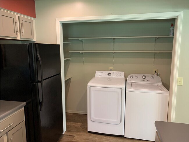 Photo - 461 N Garrett St