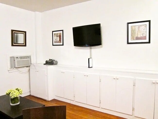 Photo - 448 E 87th St Unidad 1B