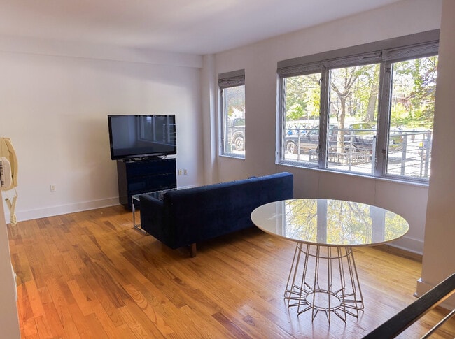 Building Photo - 415 Leonard St Unit 1B