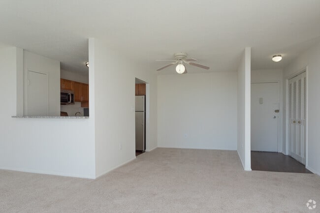 1BR, 1BA - 800 SF