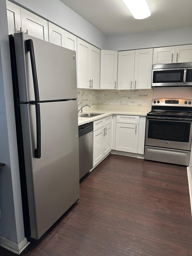 Building Photo - 3825 N Pine Grove Ave Unit ONE BEDROOM -  508