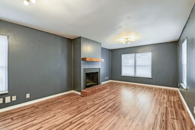Photo - 8106 Windlake Dr