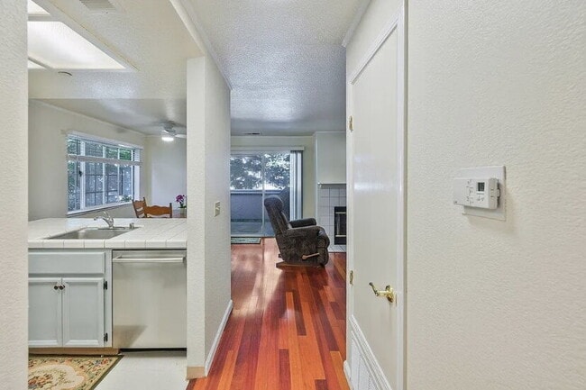 Building Photo - A spacious open floorplan with a living ro... Rental