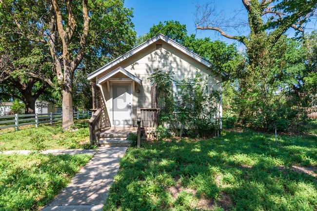 Building Photo - 217 S Kansas St Rental