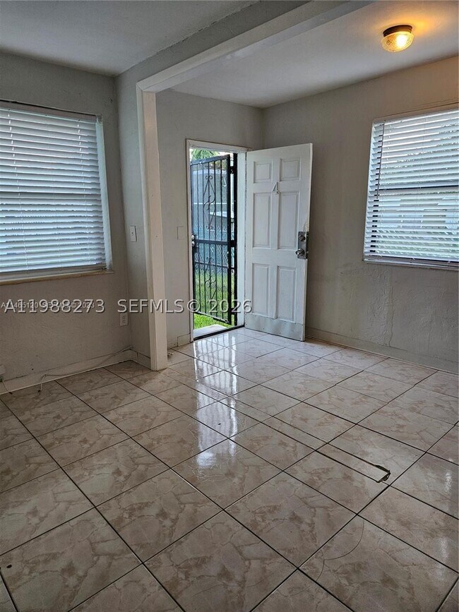 1437 NE 110th St Unit 4