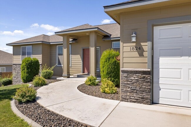 Building Photo - Beautiful Home Close to I82 and Desert Hills Middle School