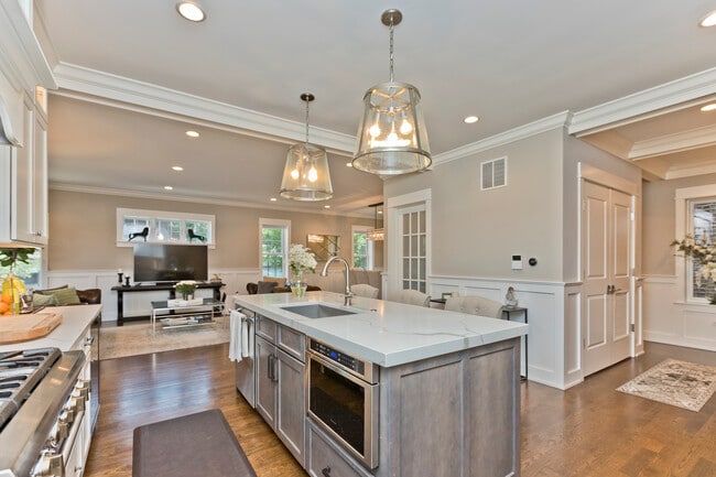 Building Photo - 4753 N Hamilton Ave Unit 1N