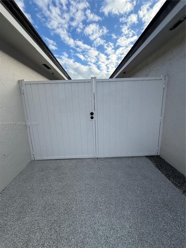 Building Photo - 2658 W 74th Terrace