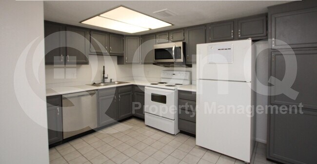 Building Photo - 850 S River Dr