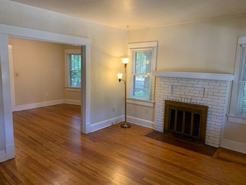 Living Room - 1015 E Washington St Apartamentos Unidad Downstairs