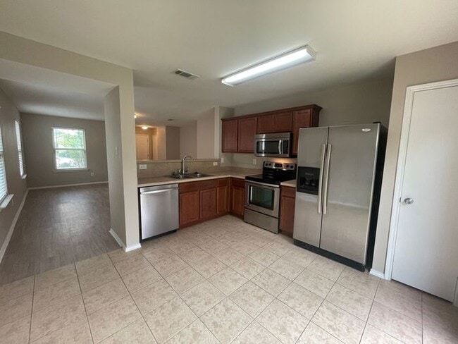 Building Photo - Perfect 3 Bedroom 2 Bath Home! GREAT Fort Worth Location -- Stainless Steel Kitchen Appliances In...