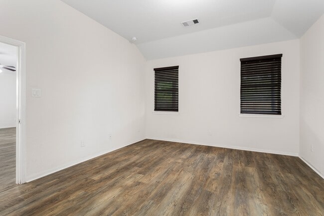 Photo - 24585 Meath St