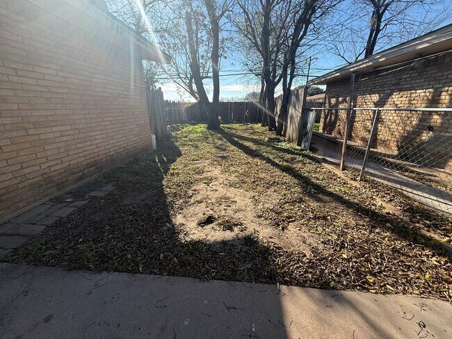 Photo - 3008 Lourdes St