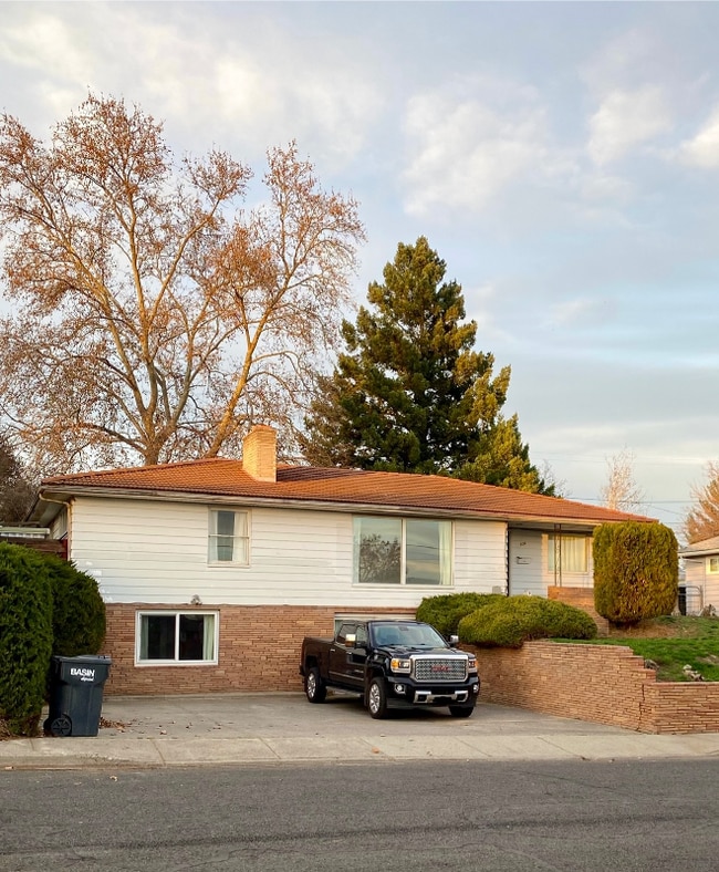 Building Photo - 535 SE Scenic View Dr