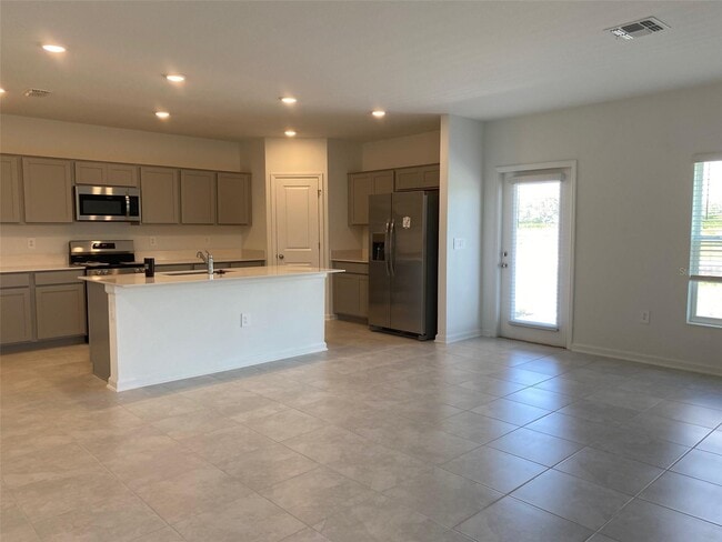 Photo - 725 Reggie Rd