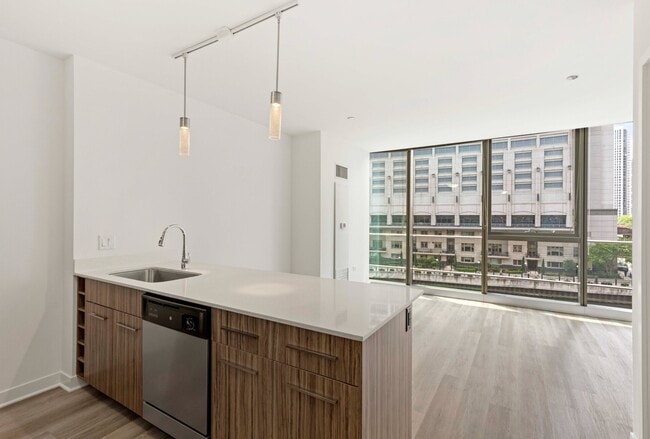 Photo - 313 W Kinzie St