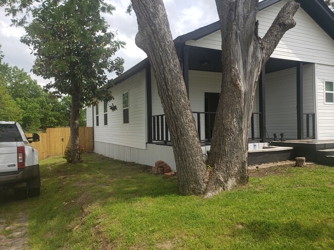 Photo - 1615 Johnson St