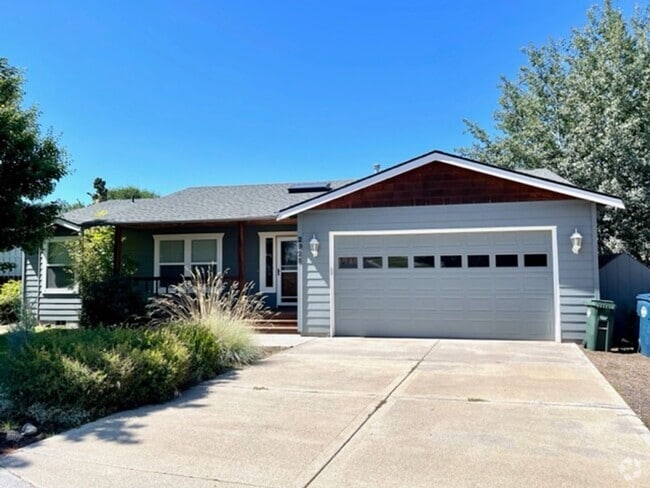 Building Photo - Single level home in NE Bend with great up...