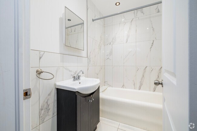 2BR, 2BA - 900SF - Secondary Bathroom - Château Grosvenor