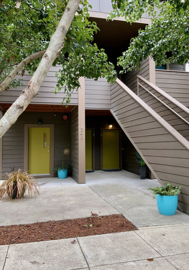 Building Photo - 348 N Ivy St Unit #A Rental