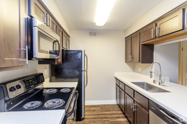 1 BR, 1 BA - 670 SF