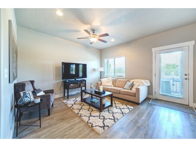 Photo - 695 S 1840 W