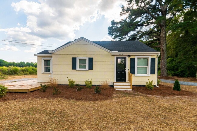 Building Photo - Charming 2-Bedroom Home in Smithfield! Unit Hwy East