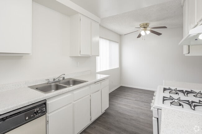 2BR - 1BA - 1,000SF - Kitchen/Dining Room