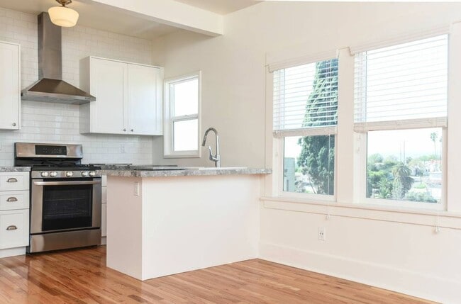 Photo - Updated 1 Bed 1 Bath in the Heart of Echo Park - Parking, laundry and great views! Unit 1932 Clinton St.