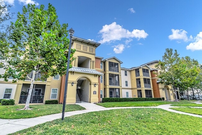 Exterior Building - Fountains at San Remo Court Rental