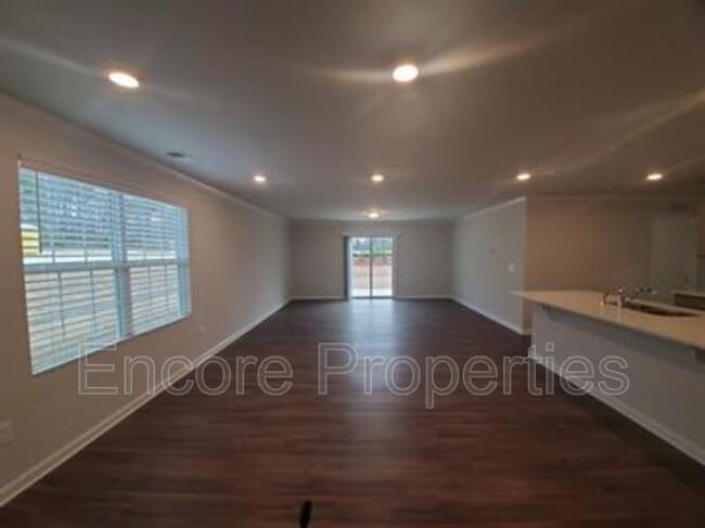 Photo - 208 Abercorn Way