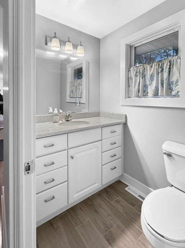 Photo - 15858 Lake Ave