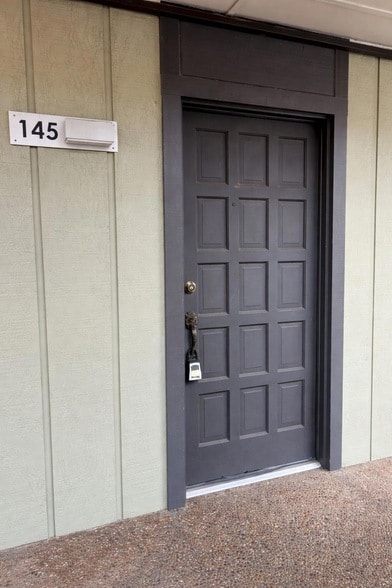 Building Photo - 500 E Riverside Dr Unit 145