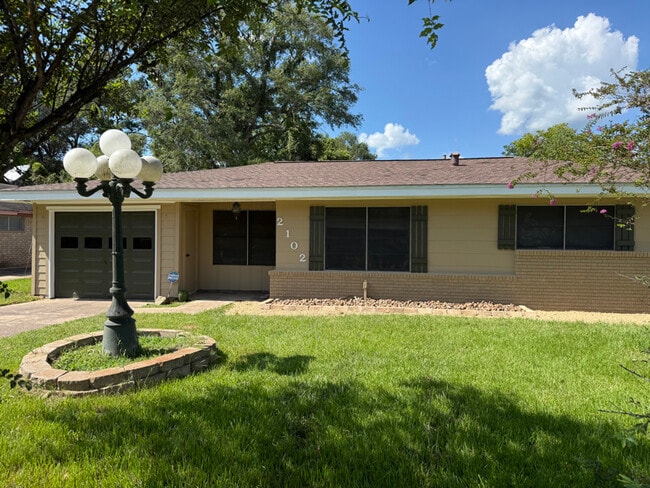 Building Photo - 2102 Houston St Rental