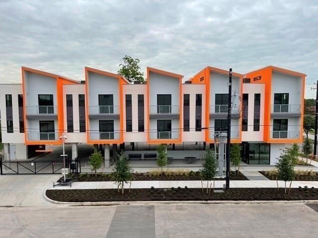 Building Photo - 3113 St Charles St Unit 300