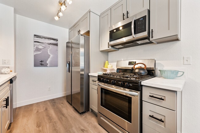 Photo - Valencia Apartments