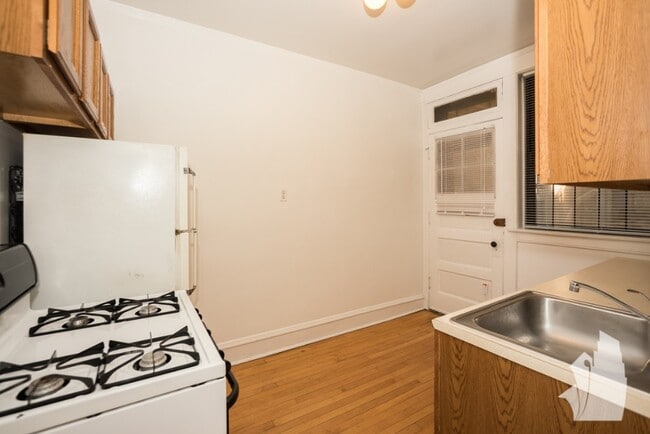 Photo - 3501 N Greenview Ave Unidad 1