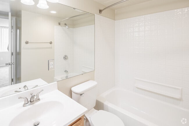 Monet - 1BR, 1BA - 530 SF - Bathroom - Gallery Tower