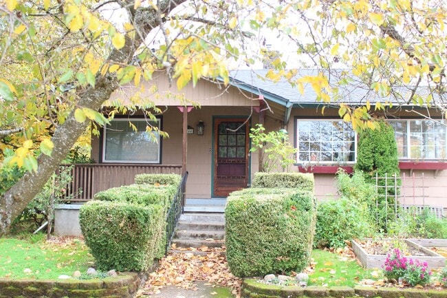 Building Photo - Charming bungalow with bonus office or Art...