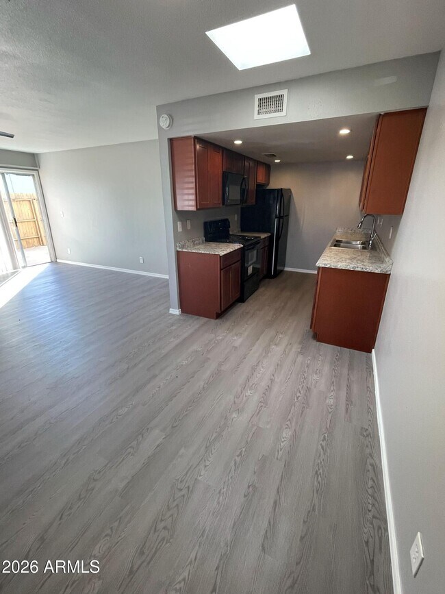 Photo - 6541 N 67th Ave Unidad 127