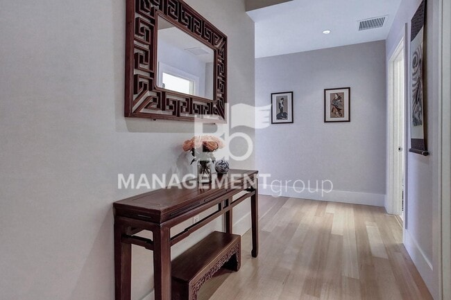 Photo - The Metropolitan- Luxury Living in the Heart of the Pearl District. Breathtaking Views! Unidad #412