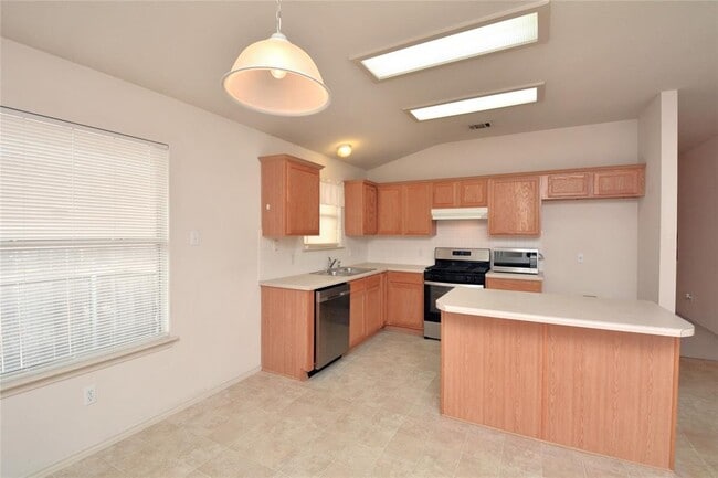 Photo - 718 Settlement St