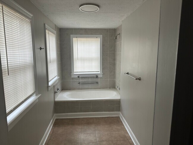 Photo - 1107 Graymont Dr SW