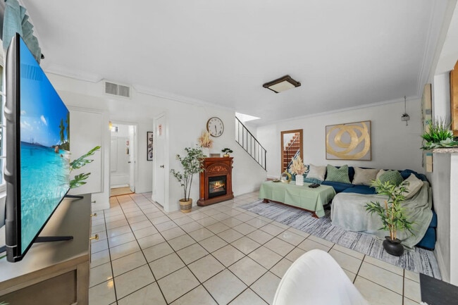 Photo - 2304 E 14th St Unidad ID1283136P