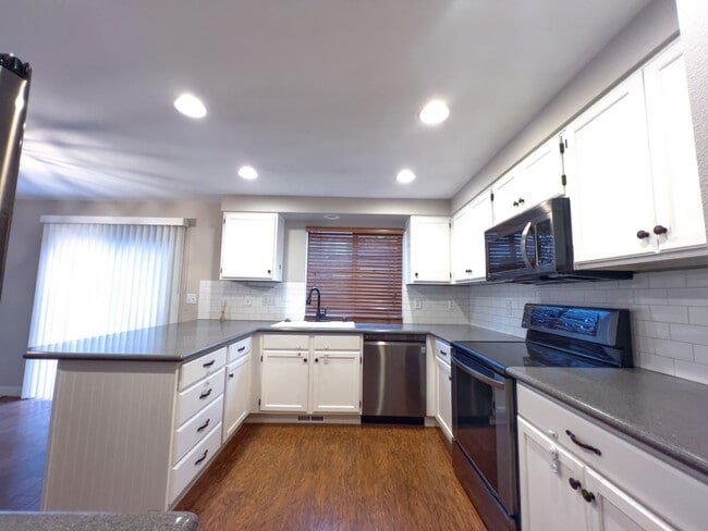 Photo - Fantastic roomy and bright 4 bed